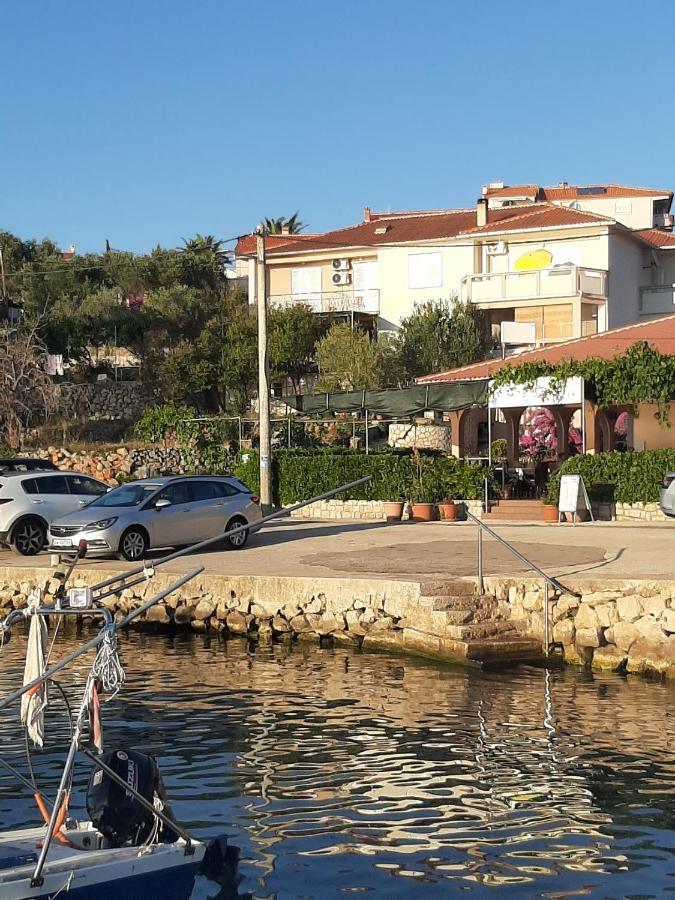 לון Apartments And Rooms Ljubica מראה חיצוני תמונה