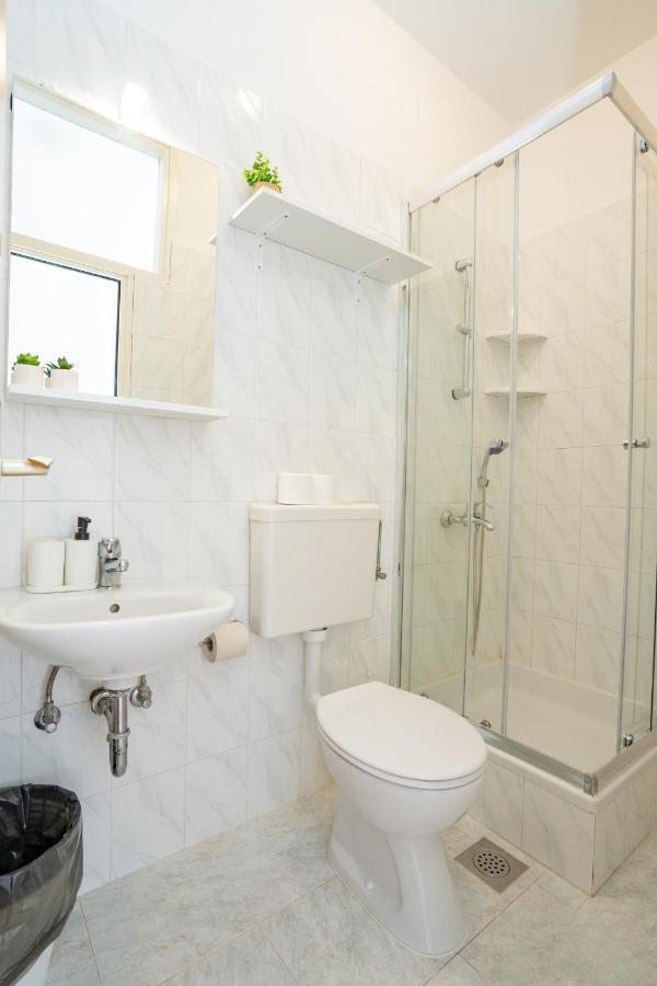 לון Apartments And Rooms Ljubica מראה חיצוני תמונה